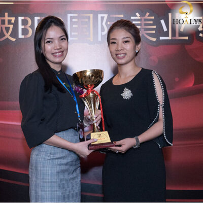 giám khảo đặng Hoa Lý và nhà tổ chức cuộc thi Liping muzi