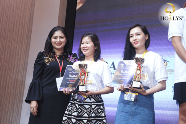 trao giải Hoa Hồng Đen cuộc thi Cây Nhíp Vàng