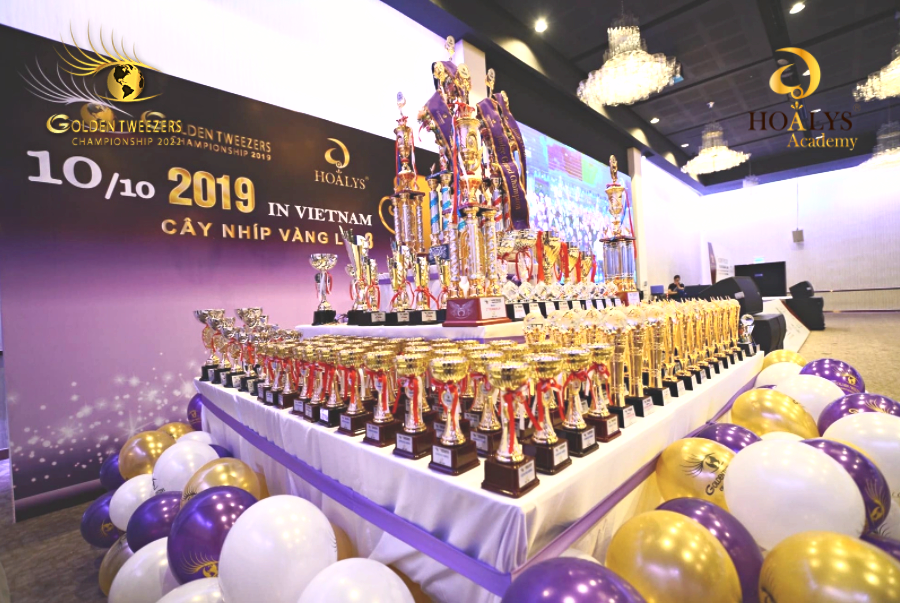 Cúp cuộc thi Cây Nhíp Vàng cho thí sinh đạt thành tích cao 