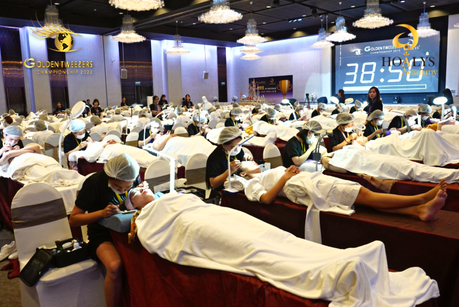 Thí sinh gấp rút hoàn thành tác phẩm trong thời gian cho phép